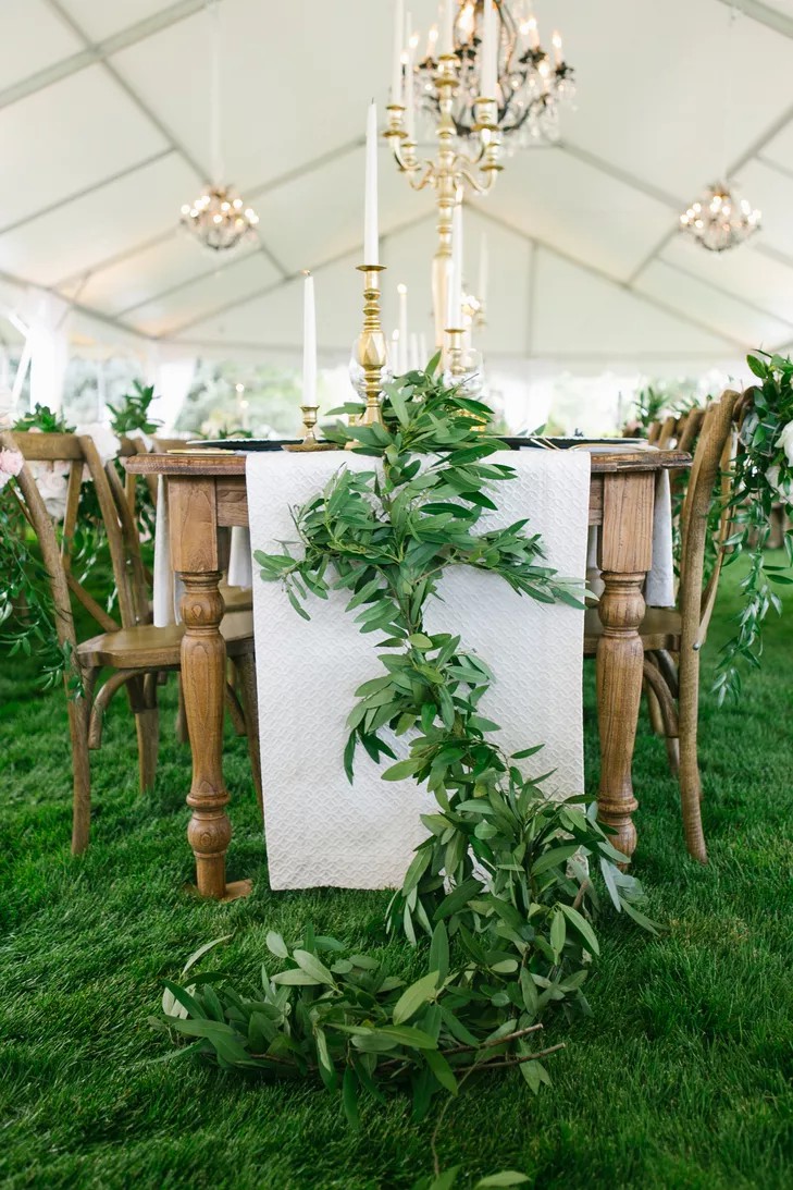 Tips To Add Garland To Your Wedding Decor