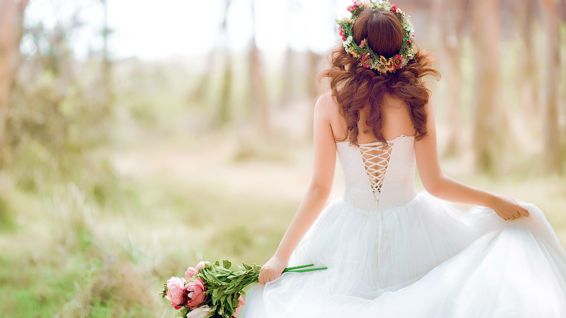 How To Pose For Your Wedding Photos - Tips For Looking Natural And Comfortable In Your Wedding Photos