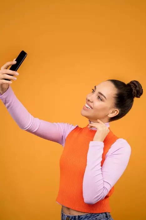 Transform Your Social Media Account With This 20 Awesome Selfie Poses Ideas