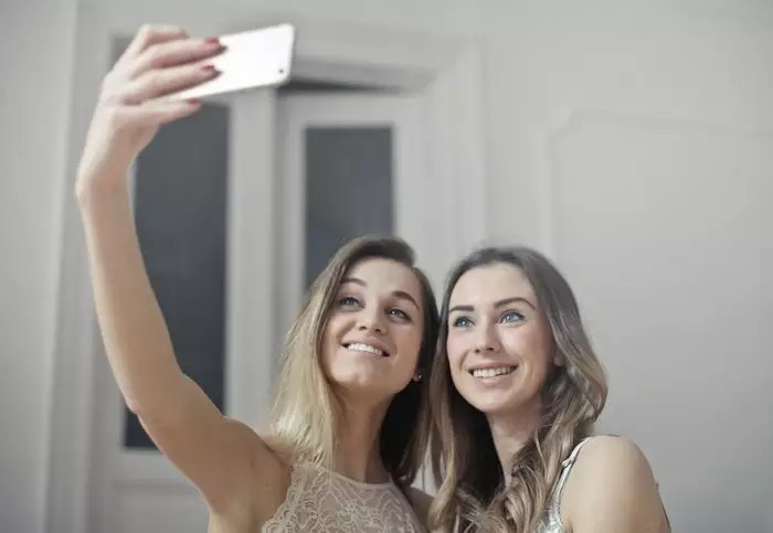 Transform Your Social Media Account With This 20 Awesome Selfie Poses Ideas