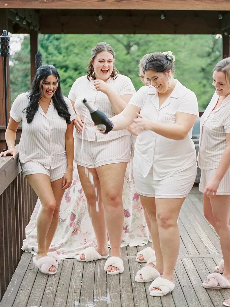 26 Beautiful Bridesmaids Photos Idea On Your Wedding Day: The Group Of Your Closest Friends And Family Members