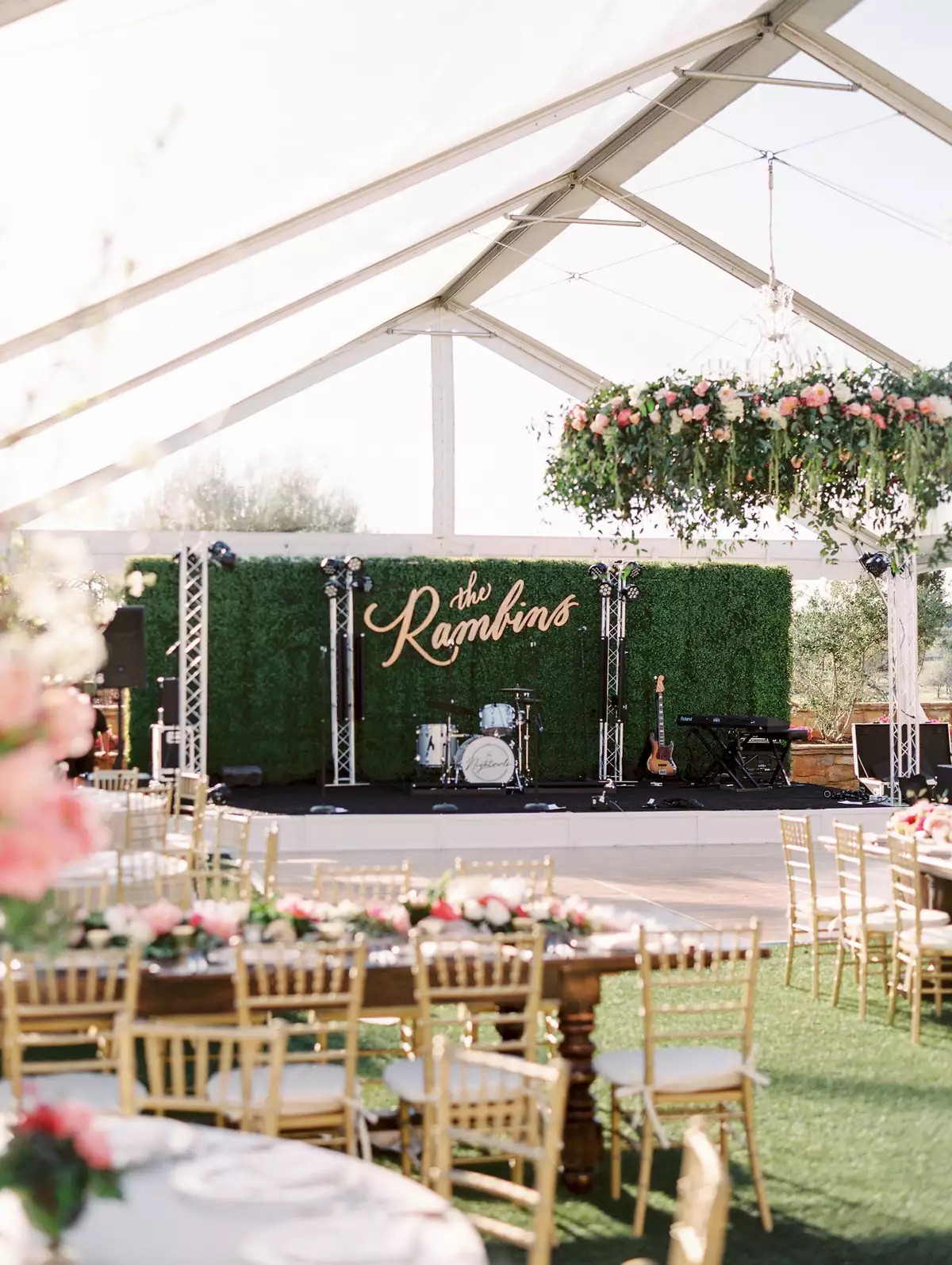 20 Amazing Stage Décor Ideas To Decorate Your Wedding Band Stage