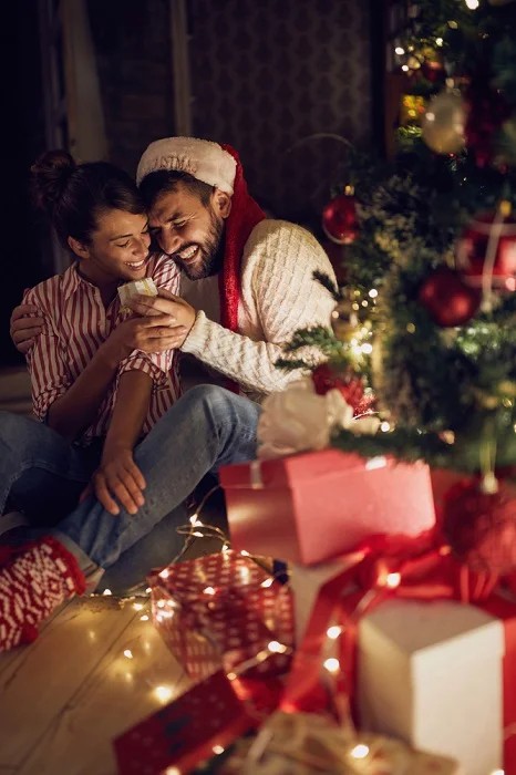 32 Beautiful Fun And Festive Christmas Photo Ideas For Couples & Family Photoshoot