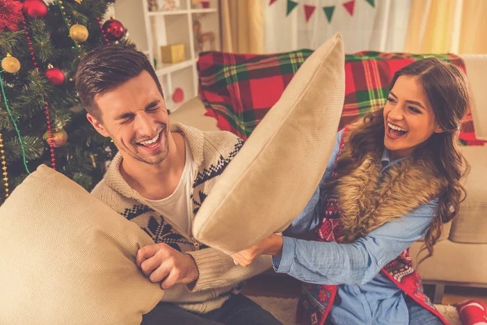 32 Beautiful Fun And Festive Christmas Photo Ideas For Couples & Family Photoshoot
